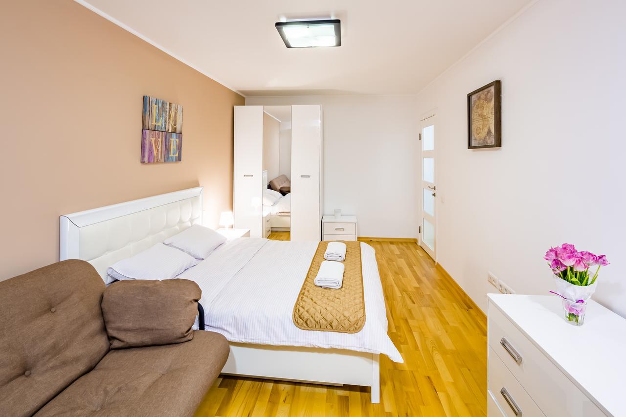 Bv Apartments Svobodu Avenue リヴィウ エクステリア 写真